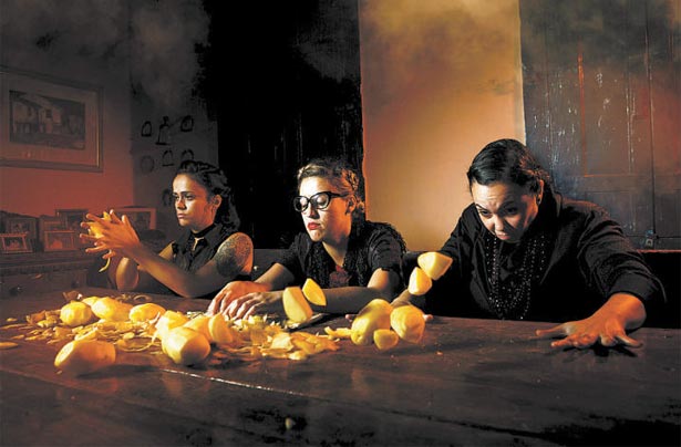 "Isso É para a Dor", da Primeira Campainha, com Mariana Blanco, Marina Viana e Marina Arthuzzi e direção de Byron O'Nell.