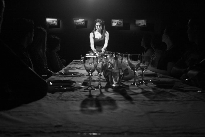Anita Mosca recebe o espectador para um ritual gastronômico em "La Cena"