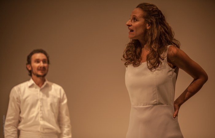 Jimena Castiglioni e Eliseu Custódio em cena de "Memórias em Tempos Líquidos" (Guto Muniz/Divulgação)