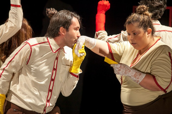 Cena de "Cama, Mesa e Banho", que integra a programação do Feto 2014 (foto de Glenio Campregher) 