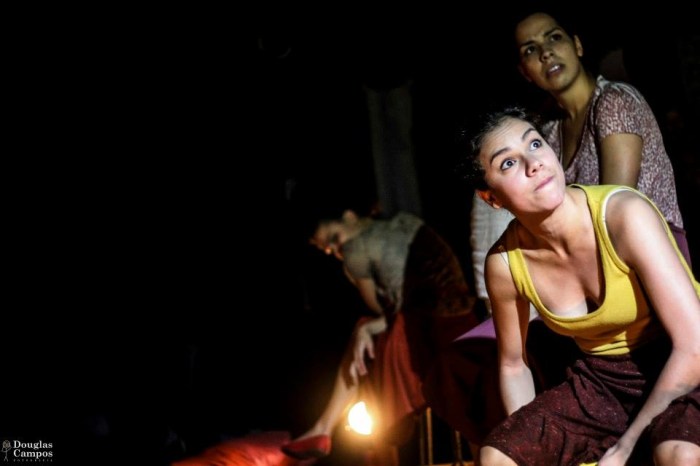 Cena do espetáculo "Maria Inês ou o que você mata pra sobreviver?" (foto de Douglas de Campos)