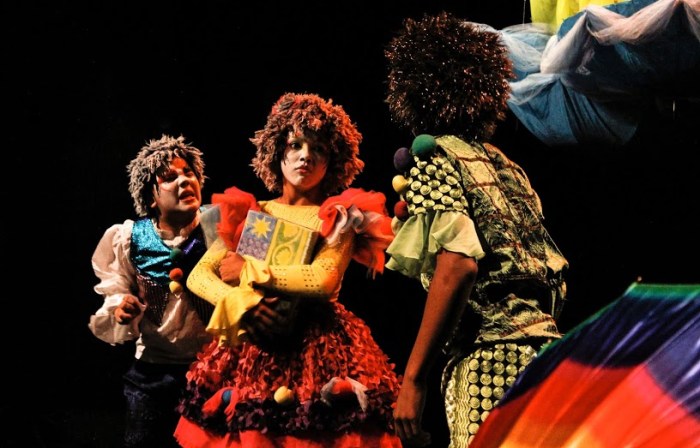Espetáculo "A Onça e o Bode de Guarda-Chuva, Guarda-Sol e Sombrinha" (crédito: Jotacílio Martins)