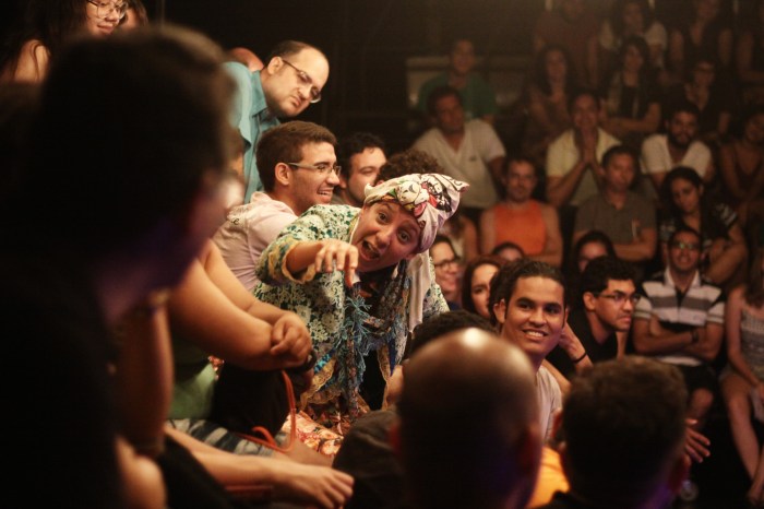 O convívio é um elemento ontológico do teatro trabalhado na encenação de "Interior" (crédito: Carol Viegas)